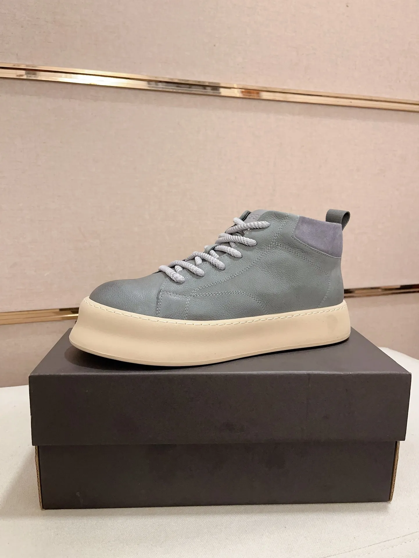Factory price: 740💰North American men's shoes Ugg ☃️In the special sale of new high-quality men's shoes snow boots in autumn and winter, the nemesis of extreme cold weather! Made of cowhide leather, merino wool lining, and original outsole, whether driving, outdoor or daily wear, there is always one that suits you! Code number 39-44